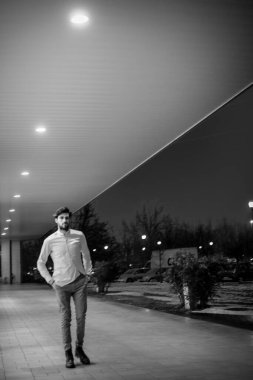 Beyaz gömlekli yakışıklı, koyu renk saçlı adam. Yüksek kalite fotoğraf