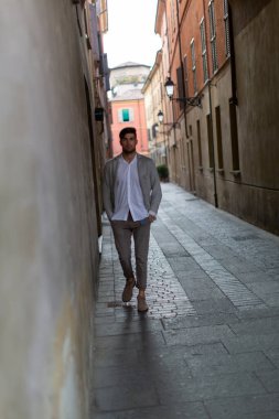 Şehir merkezinde zarif ceketli yakışıklı, koyu renk saçlı bir İtalyan. Yüksek kalite fotoğraf