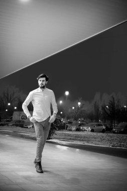 Beyaz gömlekli yakışıklı, koyu renk saçlı adam. Yüksek kalite fotoğraf