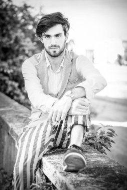 Yelekli yakışıklı, koyu renk saçlı bir İtalyan. Yüksek kalite fotoğraf