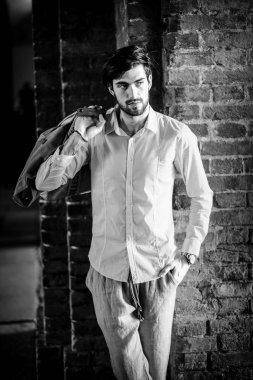 Beyaz gömlekli yakışıklı, koyu renk saçlı adam. Yüksek kalite fotoğraf