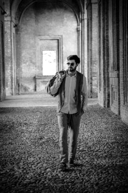 Yelekli yakışıklı, koyu renk saçlı bir İtalyan. Yüksek kalite fotoğraf