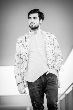 Beyaz gömlekli yakışıklı, koyu renk saçlı adam. Yüksek kalite fotoğraf