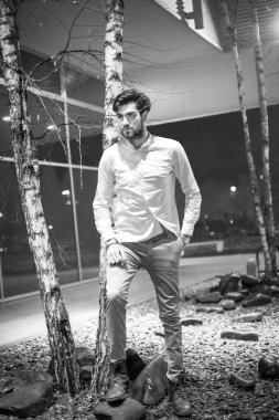 Beyaz gömlekli yakışıklı, koyu renk saçlı adam. Yüksek kalite fotoğraf