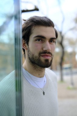 Camdan kapının önündeki yakışıklı, siyah saçlı adam. Yüksek kalite fotoğraf