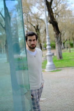 Camdan kapının önündeki yakışıklı, siyah saçlı adam. Yüksek kalite fotoğraf