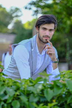 Yelekli yakışıklı, koyu renk saçlı bir İtalyan. Yüksek kalite fotoğraf