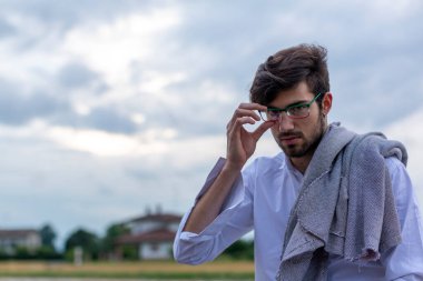 Gözlüklü yakışıklı, siyah saçlı bir İtalyan. Yüksek kalite fotoğraf