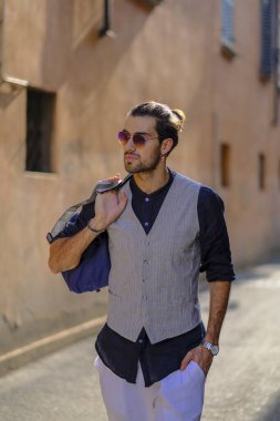 Yelekli yakışıklı, koyu renk saçlı bir İtalyan. Yüksek kalite fotoğraf