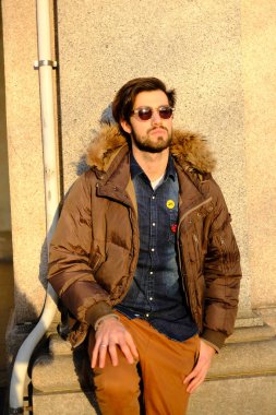 Kışlık ceketli yakışıklı siyah saçlı çocuk. Yüksek kalite fotoğraf