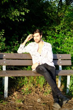 Yakışıklı, siyah saçlı, güneş gözlüklü adam. Yüksek kalite fotoğraf