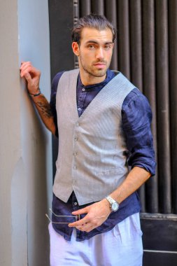 Yelekli yakışıklı, koyu renk saçlı bir İtalyan. Yüksek kalite fotoğraf