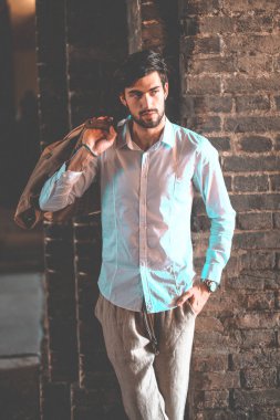 Beyaz gömlekli yakışıklı, koyu renk saçlı adam. Yüksek kalite fotoğraf