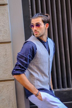 Yelekli yakışıklı, koyu renk saçlı bir İtalyan. Yüksek kalite fotoğraf