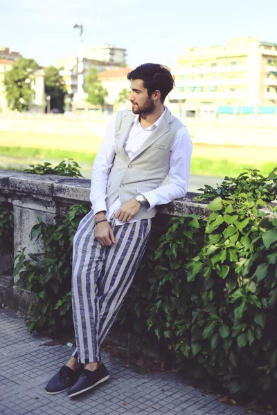 Yelekli yakışıklı, koyu renk saçlı bir İtalyan. Yüksek kalite fotoğraf