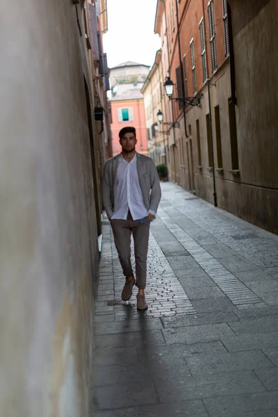 Şehir merkezinde zarif ceketli yakışıklı, koyu renk saçlı bir İtalyan. Yüksek kalite fotoğraf