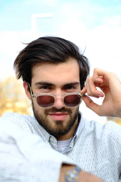 Beyaz gömlekli yakışıklı, koyu renk saçlı adam. Yüksek kalite fotoğraf