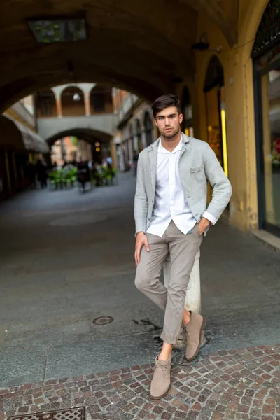 Şehir merkezinde zarif ceketli yakışıklı, koyu renk saçlı bir İtalyan. Yüksek kalite fotoğraf