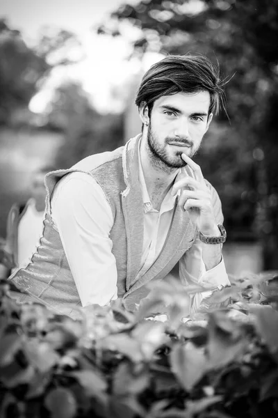 Yelekli yakışıklı, koyu renk saçlı bir İtalyan. Yüksek kalite fotoğraf