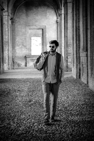 Yelekli yakışıklı, koyu renk saçlı bir İtalyan. Yüksek kalite fotoğraf