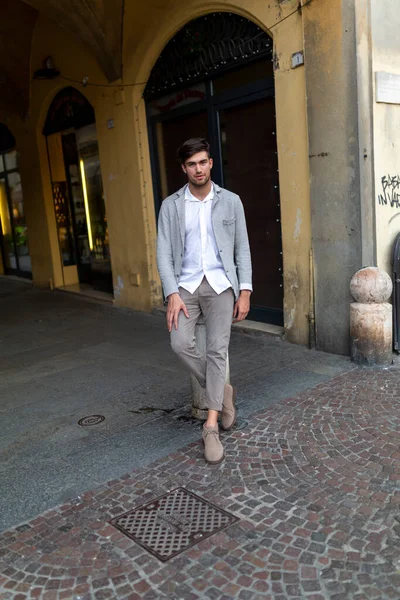 Şehir merkezinde zarif ceketli yakışıklı, koyu renk saçlı bir İtalyan. Yüksek kalite fotoğraf