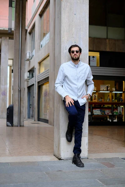 Beyaz gömlekli yakışıklı, koyu renk saçlı adam. Yüksek kalite fotoğraf