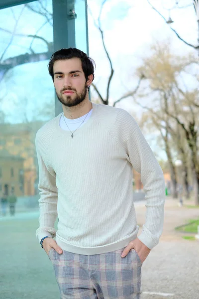 Camdan kapının önündeki yakışıklı, siyah saçlı adam. Yüksek kalite fotoğraf