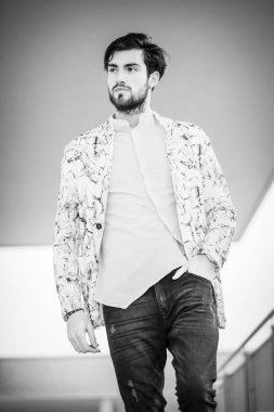 Şehir merkezindeki yakışıklı, siyah saçlı adam. Yüksek kalite fotoğraf