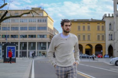 Şehir merkezindeki yakışıklı, siyah saçlı adam. Yüksek kalite fotoğraf