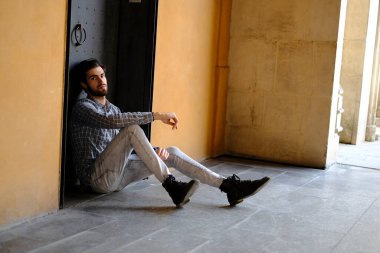 Yakışıklı, siyah saçlı, ceketli ve gömlekli bir İtalyan. Yüksek kalite fotoğraf