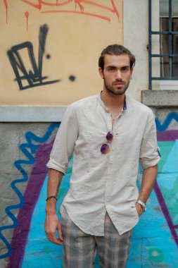 Yazlık gömlekli yakışıklı, koyu renk saçlı adam. Yüksek kalite fotoğraf