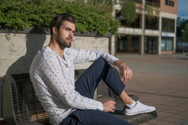 Yazlık gömlekli yakışıklı, koyu renk saçlı adam. Yüksek kalite fotoğraf