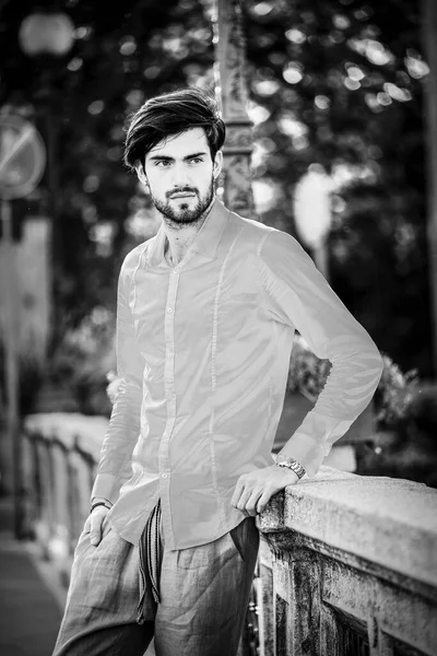 Yakışıklı, siyah saçlı, ceketli ve gömlekli bir İtalyan. Yüksek kalite fotoğraf