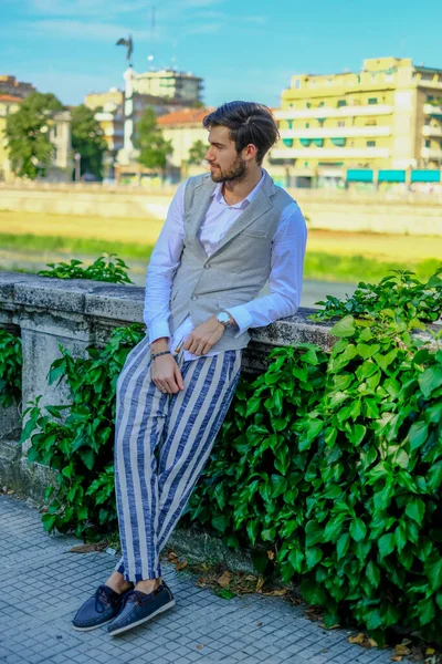 Yakışıklı, siyah saçlı, ceketli ve gömlekli bir İtalyan. Yüksek kalite fotoğraf