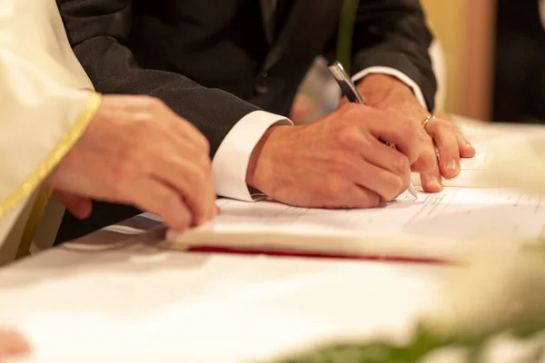 Mani Sposo Firmano Atto Matrimonio Cerimonia Cristiana Foto Alta Qualità — Foto Stock