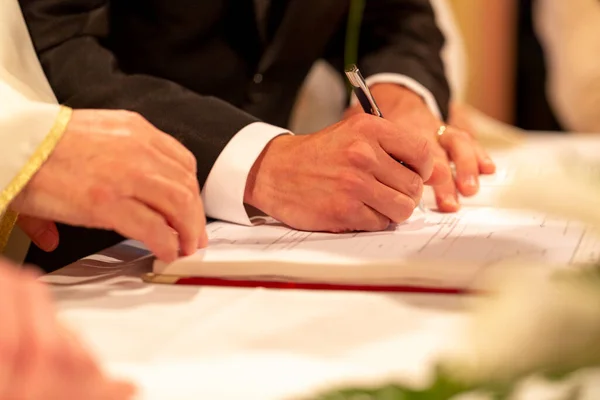 Brudgummens Händer Undertecknar Äktenskapshandlingen Vid Kristen Ceremoni Högkvalitativt Foto — Stockfoto