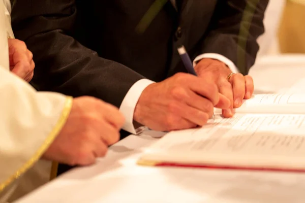 Mãos Noivo Assina Escritura Casamento Cerimônia Cristã Foto Alta Qualidade — Fotografia de Stock