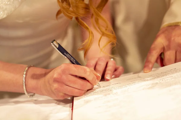 Руки Нареченої Підписують Шлюбний Акт Християнській Церемонії Фотографія Високої Якості — стокове фото