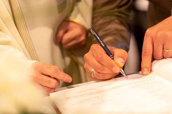 Iyi Kadın Hıristiyan Töreninde Evlilik Sözleşmesini Imzalar Yüksek Kalite Fotoğraf — Stok fotoğraf