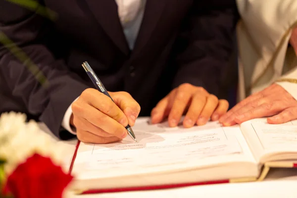 Las Manos Del Novio Firman Escritura Matrimonio Ceremonia Cristiana Foto —  Fotos de Stock