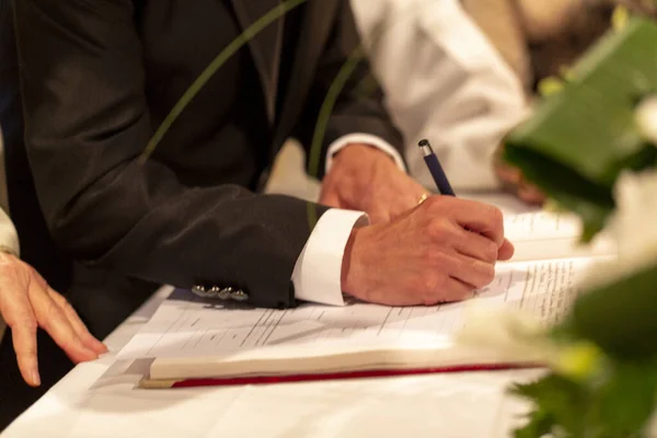 Damadın Elleri Hıristiyan Töreninde Evlilik Sözleşmesini Imzalar Yüksek Kalite Fotoğraf — Stok fotoğraf