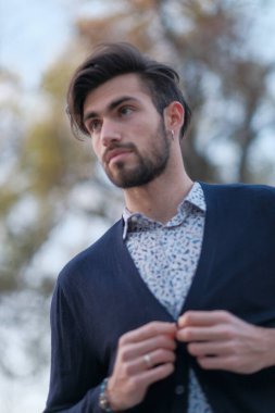 Tişörtlü yakışıklı İtalyan PArma 'daki parkın içinde geziniyor. Yüksek kalite fotoğraf