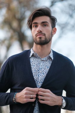 Tişörtlü yakışıklı İtalyan PArma 'daki parkın içinde geziniyor. Yüksek kalite fotoğraf