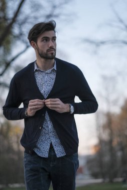 Tişörtlü yakışıklı İtalyan PArma 'daki parkın içinde geziniyor. Yüksek kalite fotoğraf