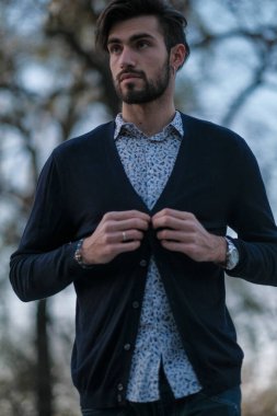 Tişörtlü yakışıklı İtalyan PArma 'daki parkın içinde geziniyor. Yüksek kalite fotoğraf