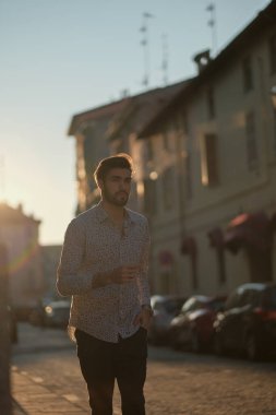 Yakışıklı İtalyan gün batımında ışığa karşı poz veriyor. Yüksek kalite fotoğraf