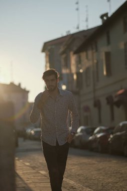 Yakışıklı İtalyan gün batımında ışığa karşı poz veriyor. Yüksek kalite fotoğraf