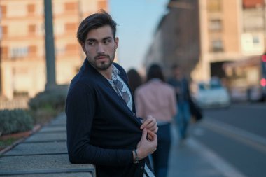 Parma 'daki antik köprüye yaslanan yakışıklı İtalyan çocuk. Yüksek kalite fotoğraf