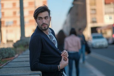 Parma 'daki antik köprüye yaslanan yakışıklı İtalyan çocuk. Yüksek kalite fotoğraf