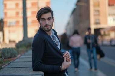 Parma 'daki antik köprüye yaslanan yakışıklı İtalyan çocuk. Yüksek kalite fotoğraf